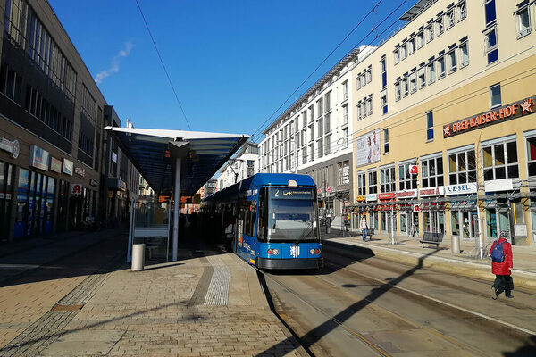 Neu gestaltete Zentralhaltestelle Tharandter Straße im Jahr 2021