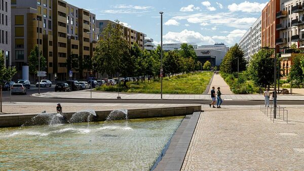 neues Wasserbecken und Promenadenweg in Richtung Centrum Galerie