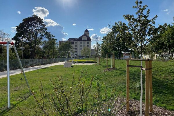 Neu gestaltete Grünfläche an der Magdeburger Straße nach der Sanierung