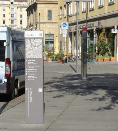 Zu sehen ist eine Stele als Wegweiser der Landeshauptstadt Dresden, hier in der Kreuzstraße.