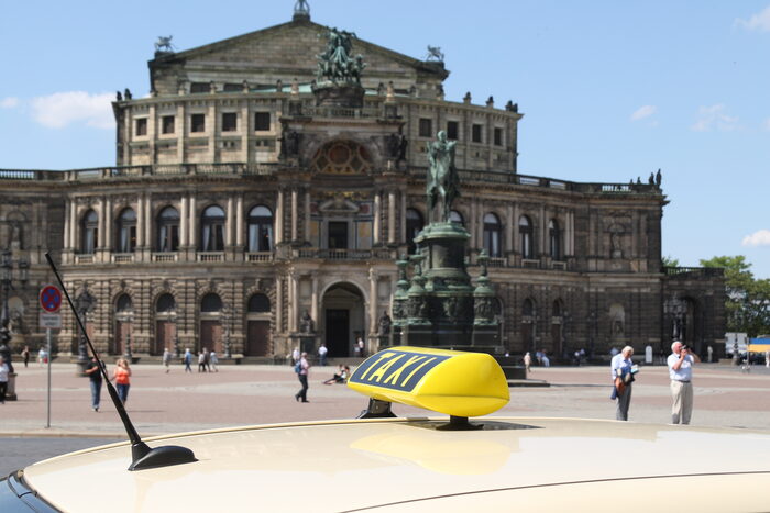 Taxi vor der Semperoper Dresden