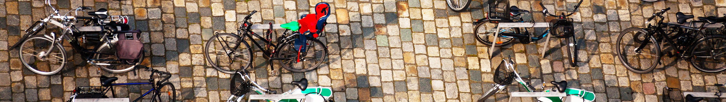 Eine Vielzahl an Rädern ist an fest installierten Fahrradbügeln in der Dresdner Innenstadt zu sehen.