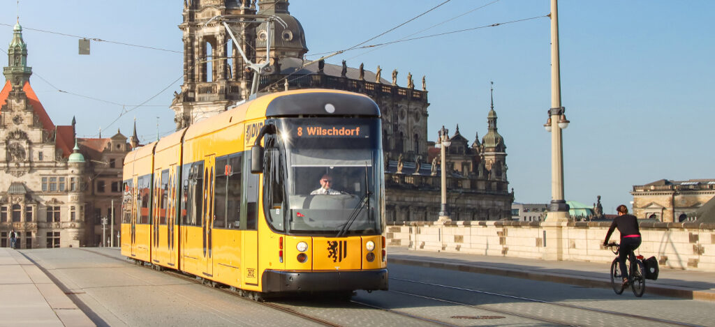 Straßenbahn überquert die Augustusbrücke