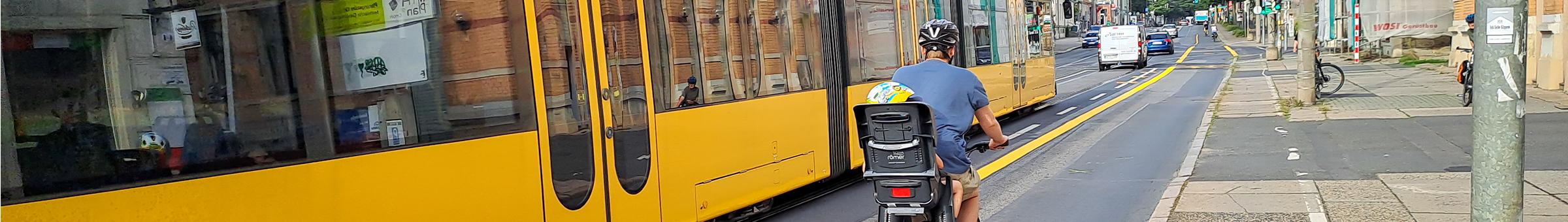 Die Kesselsdorfer Straße ist stadtauswärts in dem Bereich zwischen Wernerstraße und Rudolf-Renner-Straße zu sehen.