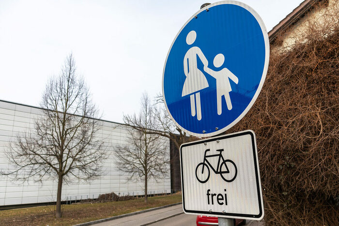 Hinweisschild "Fahrrad frei" unter einem blauen Hinweisschild, welches einen Fußweg ausweist