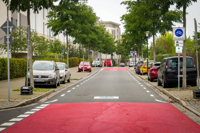 Deutliche markierte Fahrradstraße in Dresden