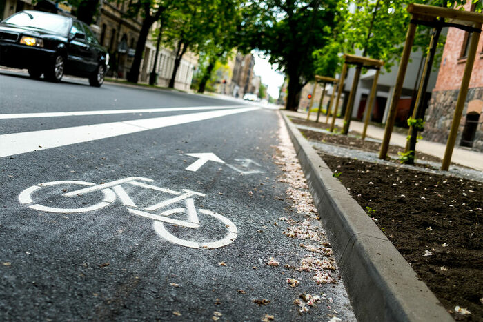 Radfahrer fährt auf einem Radfahrstreifen