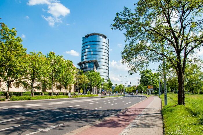 Radweg auf der Ammonstraße, vorm Hintergrund das World Trade Center