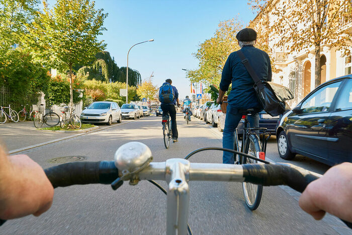 Radfahrer auf der Straße im fließenden Verkehr