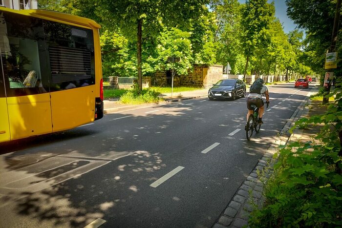 Verkehrssituation auf der Chemnitzer Straße, auf dem rechten Bildrand ein Radfahrer auf einem Schutzstreifen