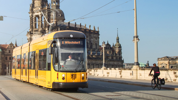 Straßenbahn überquert die Augustusbrücke