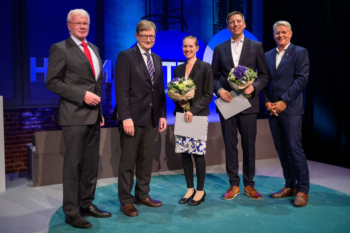 Chemist Ellen Sletten (UCLA, centre) and biochemist Oliver Bruns (NCT/UCC and DKFZ, 2nd from right) receive the Helmholtz High Impact Award 2024 for their new imaging method.