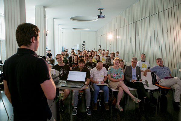 Publikum bei einem Vortrag im Rahmen des Open Data Camp 2024