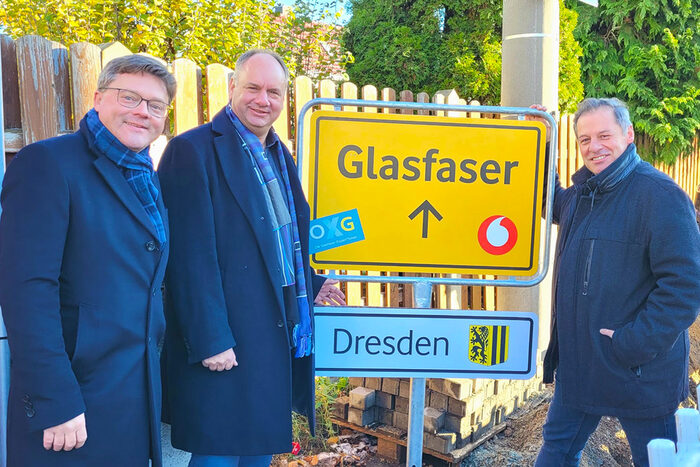 Dresdens Oberbürgermeister Dirk Hilbert (Mitte) mit Dr. Sören Trebst, Geschäftsführer der OXG Glasfaser GmbH (links) und Dirk Ebrecht, Beauftragter Landespolitik Vodafone beim Spatenstich für den Glasfaserausbau in Dresden