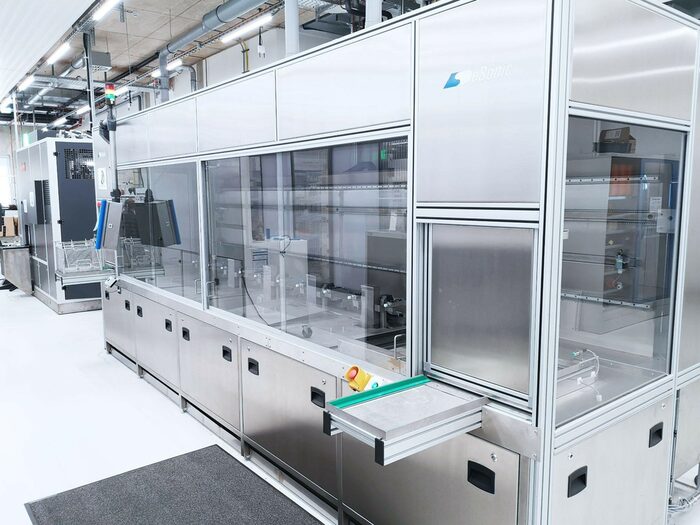 Experiencing theoretical knowledge in practice: The new multi-chamber cleaning system in the learning laboratory for industrial parts cleaning (LinTR) at the Dresden FEP sets new standards.