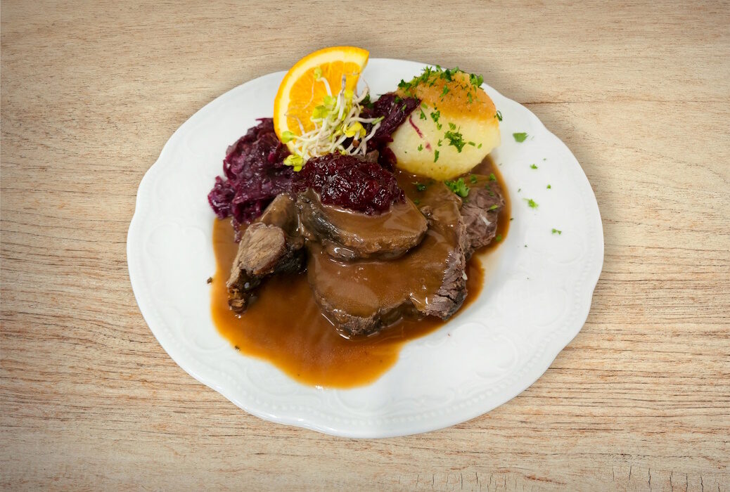 Kloss mit Rotkraut und Fleisch