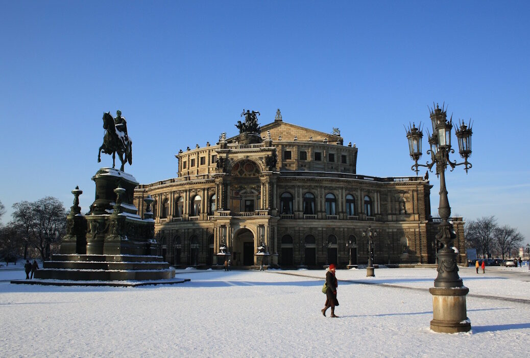 1838-41 von Gottfried Semper errichtet, 1869 durch Brand zerstört, Neubau der Oper von 1871 bis 78 unter Leitung von Sempers Sohn Manfred im Stil der italienischen Hochrenaissance, nach der Zerstörung 1945 originalgetreue Restaurierung und Wiedereröffnung 1985. Foto: Christoph Münch (DML-BY) // Built in 1838-41 by Gottfried Semper, destroyed by fire in 1869, the opera was rebuilt from 1871 to 78 under the direction of Semper's son Manfred in the style of the Italian High Renaissance. After the destruction in 1945, it was restored and reopened in 1985. Photo: Christoph Münch (DML-BY )