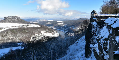 Blick zum Lilienstein und der Festung Königstein im Schnee.