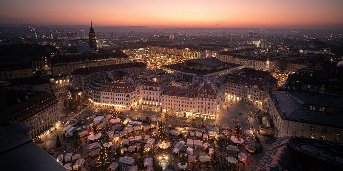 Ein Blick über die Stadt mit dem Advent auf dem Neumarkt. Im Hintergrund sieht man den Striezelmarkt.