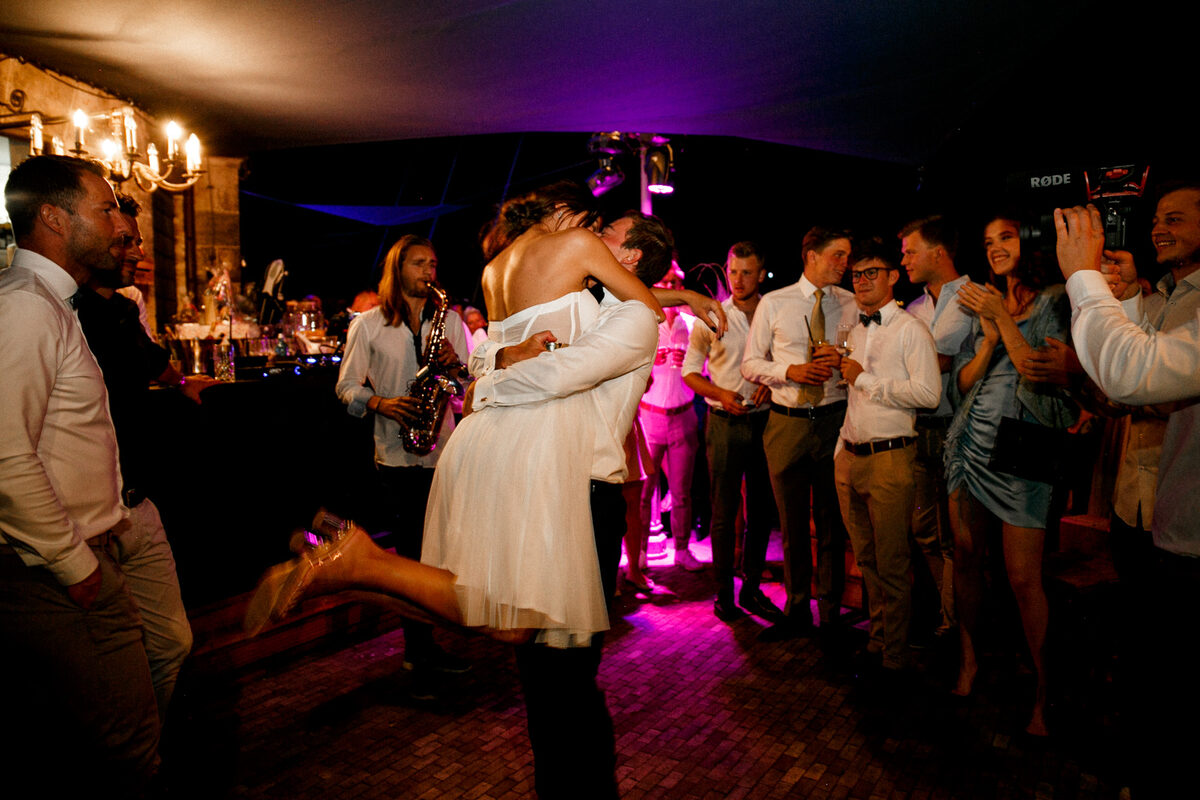 Die bunt beleuchteten Räumlichkeiten eignen sich für eine Party auf einer Hochzeit